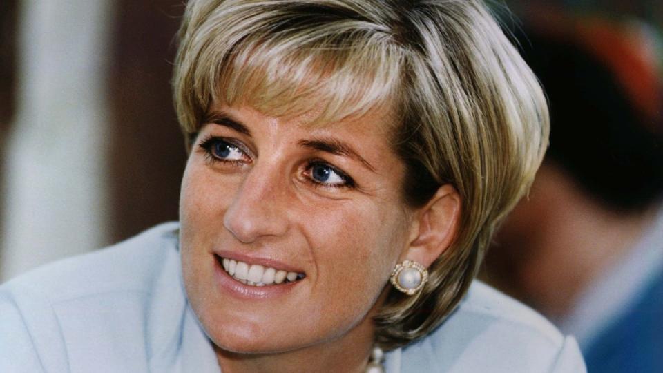 Porträtaufnahme von Prinzessin Diana mit Perlohrring