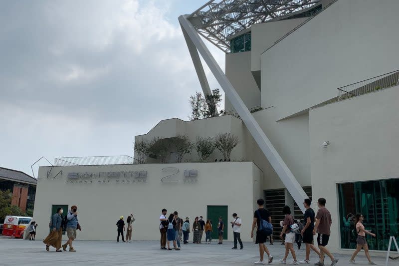 臺南市美術館多檔展覽入圍年度十大公辦好展覽，其中「島嶼生活與地景：檳榔、香蕉、甘蔗、椰子樹」獲得榜首。（攝影：潘韜宇）