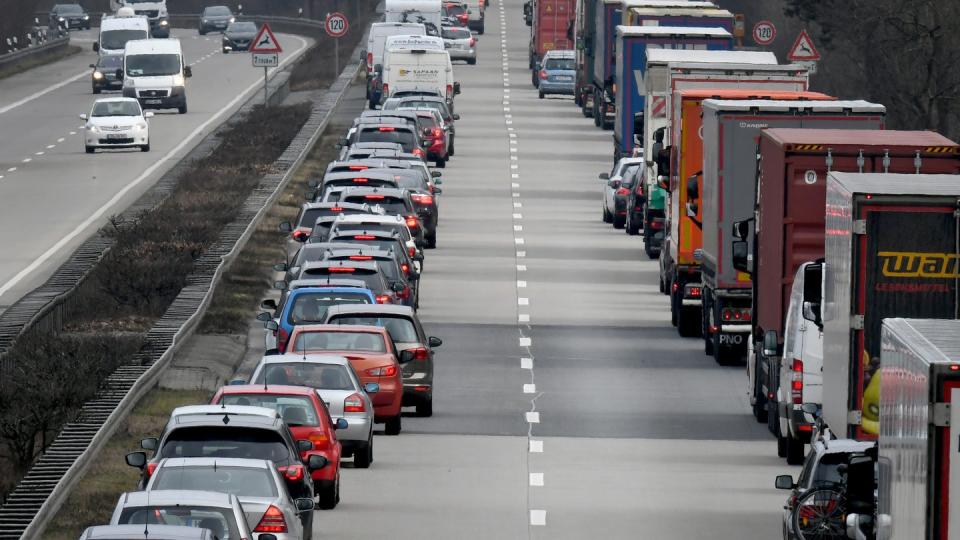 Eine Rettungsgasse zu blockieren kann 320 Euro maximal plus Fahrverbot kosten. Foto: Holger Hollemann