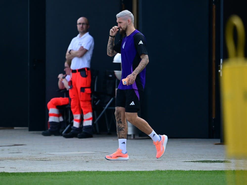 Plötzlich blond: Robert Andrich beim Training am Freitag (TOBIAS SCHWARZ)