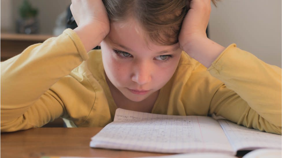 Niña con una expresión de frustración