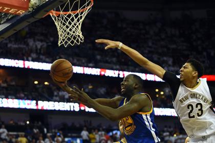 Draymond Green drives to the basket against the Pelicans' Anthony Davis on Saturday. (Getty)