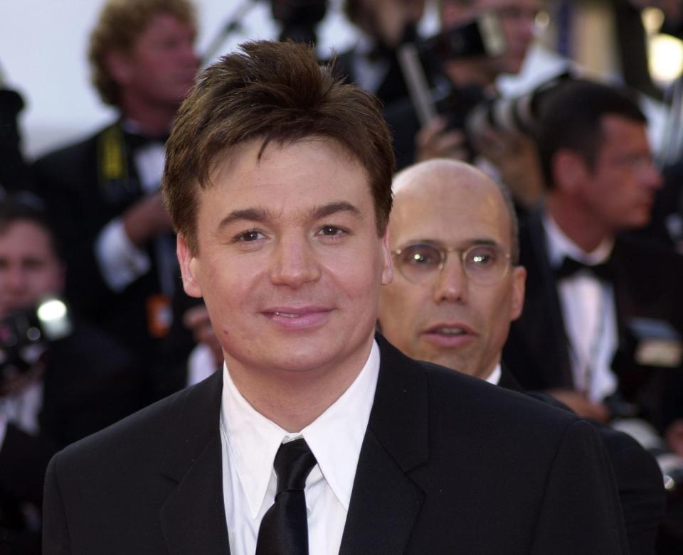 Ein Oger ließ sich zwar nicht auf dem Roten Teppich blicken, dafür aber Synchronstimme Mike Myers: "Shrek" feierte 2001 Premiere in Cannes - als erster Animationsfilm seit Disneys "Peter Pan" im Jahr 1953. Die Goldene Palme ging allerdings an das italienische Drama "Das Zimmer meines Sohnes". (Bild: Toni Anne Barson Archive/WireImage/Getty Images)