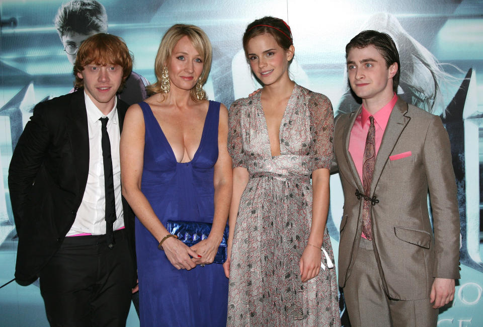 LONDON, ENGLAND - JULY 07:  Actors Rupert Grint, Emma Watson and Daniel Radcliffe with author JK Rowling (second left) as they attend the 'Harry Potter and the Half-Blood Prince' film premiere at the Odeon Leicester Square on July 7, 2009 in London, England.  (Photo by Jon Furniss/WireImage) 