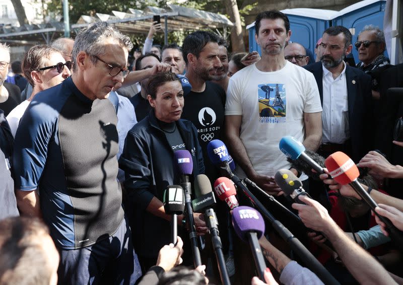 FOTO DE ARCHIVO. La alcaldesa de París, Anne Hidalgo, habla con los medios de comunicación después de nadar en el río Sena junto con el presidente del comité organizador de París 2024, Tony Estanguet, en París, Francia