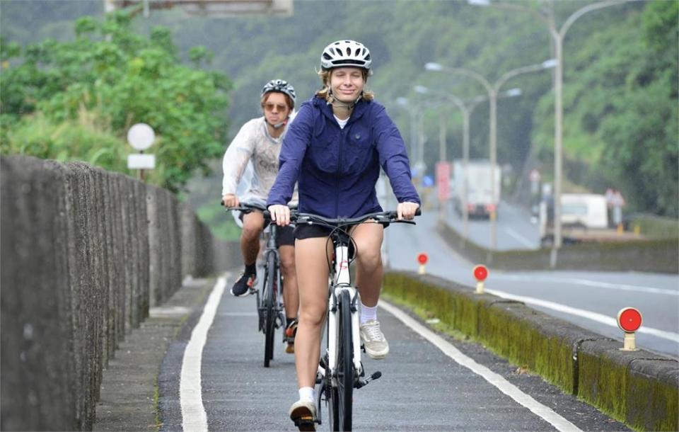 俄羅斯戶外運動網紅Lena　完成台灣東北雙塔自行車挑戰