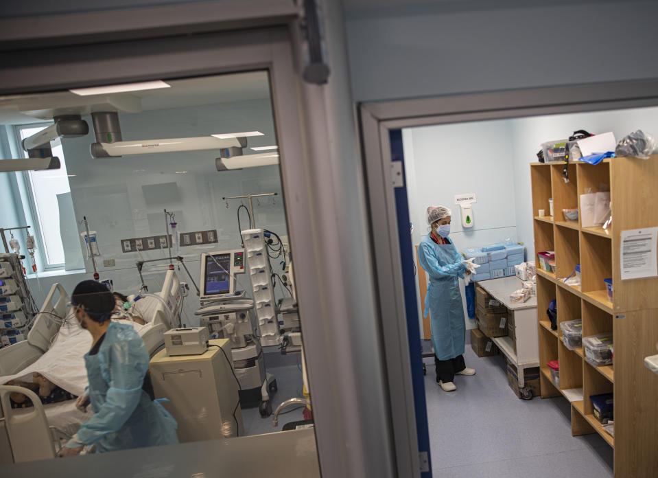 Personal médico atiende a pacientes con COVID-19 en la Unidad de Cuidados Intensivos en el Hospital Posta Central en Santiago, Chile, el viernes 4 de junio de 2021. (AP Foto/Esteban Félix)