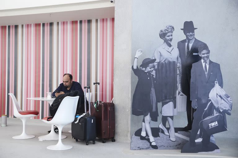 Una muestra de viajeros de una época pasada en el Trans World Flight Center, el aeropuerto internacional John F. Kennedy de Nueva York. (Gus Powell/The New York Times)