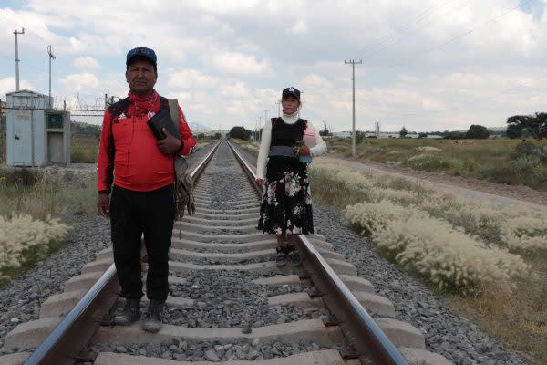 Juan Gabino y Esther son dos predicadores cristianos de Huehuetoca. A diario, recorren toda la zona conocida como ‘el basurero’, donde están los hangares de los trenes, para predicar la palabra de Dios a los migrantes y ofrecerles agua. 