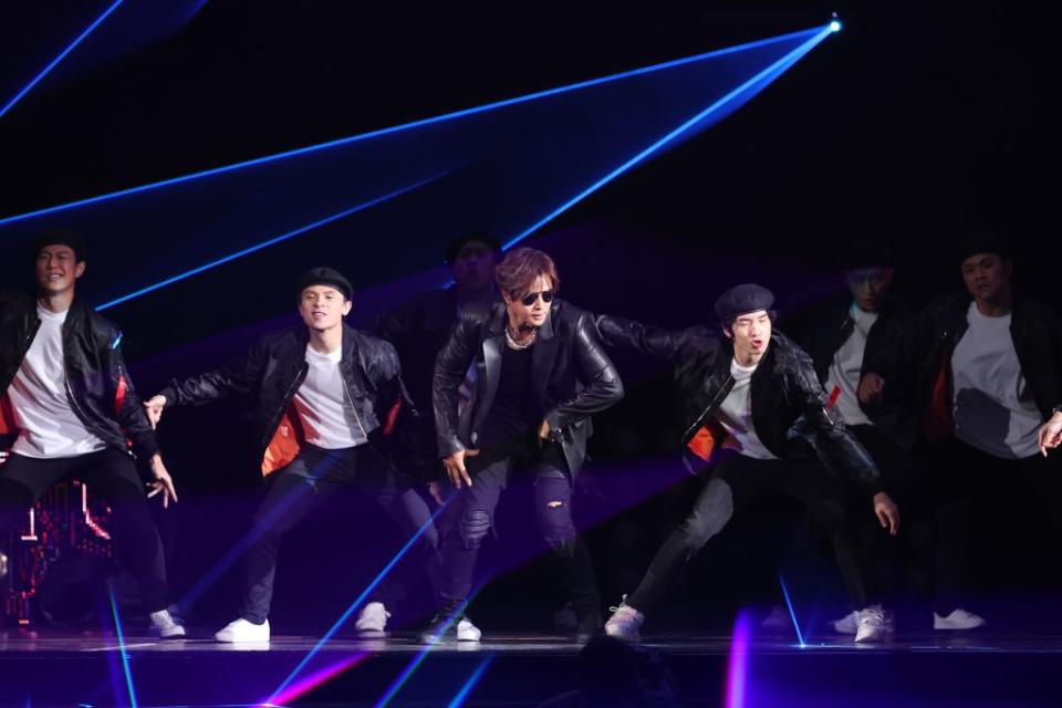 2022 hito流行音樂獎頒獎典禮28日晚間在台北小巨蛋舉行，藝人羅志祥（前中）帶來勁歌熱舞開場演出，魅力襲捲舞台上下，帶動現場氣氛。 （中央社）