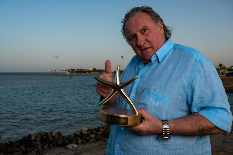 El actor Gerard Depardieu posa con la estatuilla del premio a su carrera otorgado por el Festival de Cine de El Guna, el 24 de octubre de 2020 en esa localidad costera del mar Rojo, en Egipto (Ammar Abd Rabbo)