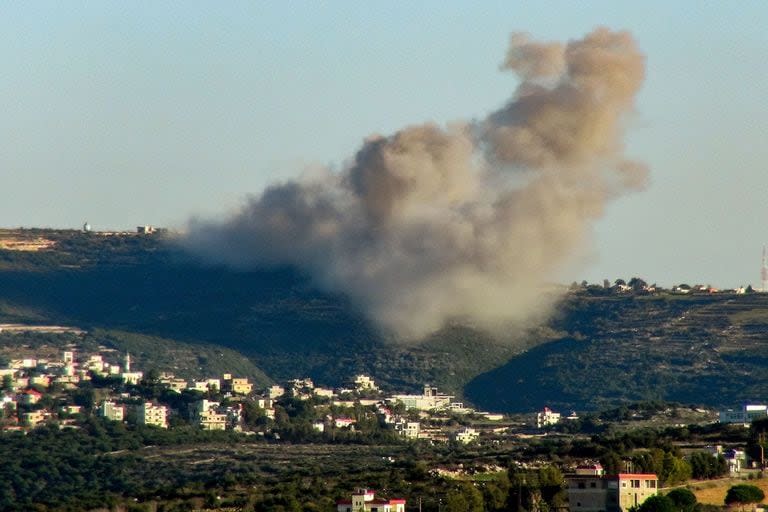 El humo se eleva durante el bombardeo israelí en las afueras de la ciudad fronteriza de Marwahin, en el sur del Líbano, el 26 de diciembre de 2023, en medio de tensiones transfronterizas mientras continúan los combates entre Israel y militantes de Hamás en la Franja de Gaza.