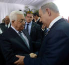 Israeli Prime Minister Benjamin Netanyahu shakes hands wih Palestinian Authority President Mahmoud Abbas. Foto: Reuters