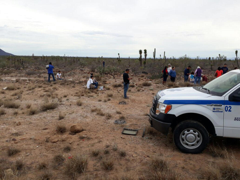 <p>BAJA CALIFORNIA SUR (MÉXICO), 14/02/2018.- Socorristas atienden a los ocupantes de uno de los vehículos que formaba parte de la caravana de la aspirante presidencial indígena Marichuy hoy, miércoles 14 de febrero de 2018, tras un accidente en el tramo carretero entre San Ignacio y Vizcaíno, en el estado de Baja California Sur (México). La aspirante presidencial indígena María de Jesús Patricio, conocida como Marichuy, resultó herida y otra persona falleció hoy al sufrir un accidente la camioneta en que viajaban en el estado mexicano de Baja California Sur, informó el Congreso Nacional Indígena (CNI). El reporte indica que a bordo de la camioneta viajaban 11 miembros del Concejo Indígena de Gobierno (CIG), constituido en mayo de 2017 por el CNI para participar en el proceso electoral de 2018. EFE/ Manuel Pérez </p>