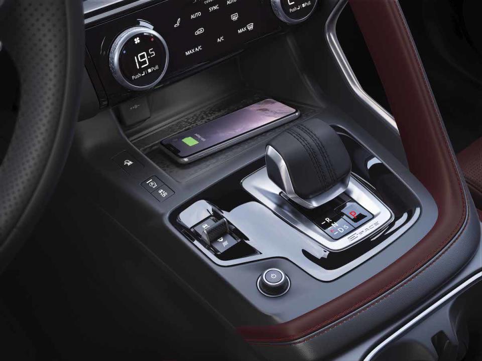 Jag_E-PACE_21MY_Interior_281020_064.jpg