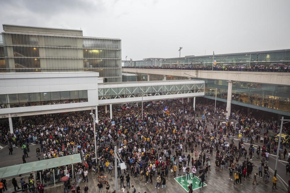 Los exteriores del aeropuerto, llenos de personas (AP Photo/Bernat Armangue)