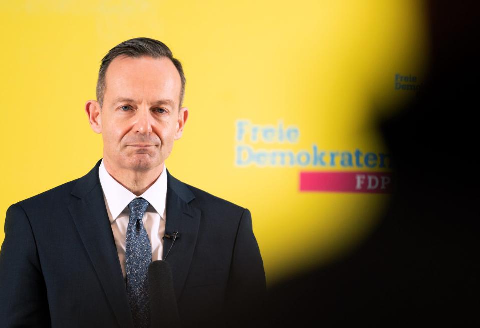 Volker Wissing, FDP-Generalsekretär, spricht im Atrium des Hans-Dietrich-Genscher-Hauses zu Journalisten.