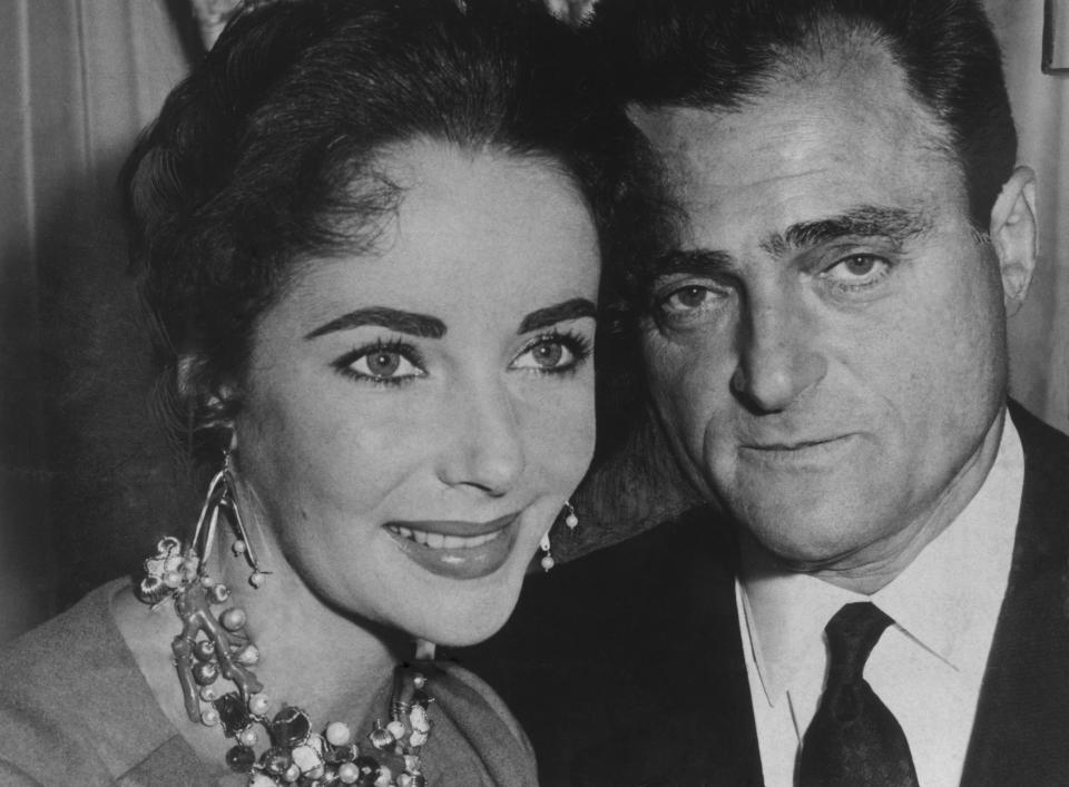 Elizabeth Taylor y Mike Todd cuando anuncia que comprará el Palace Theatre de Londres para mostrar su película épica de £ 2,5 millones La vuelta al mundo en 80 días, la película utiliza un proceso llamado Cinestage y requiere una pantalla curva de 47 pies de largo para ver, 1957 (Foto de Daily Herald Archive/Museo Nacional de Ciencias y Medios/SSPL a través de Getty Images)