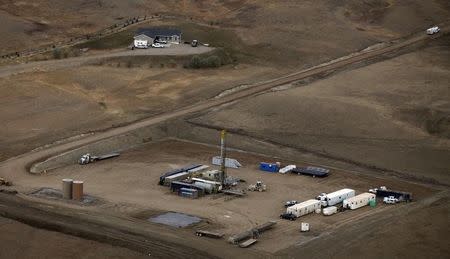 An oil drilling rig near a home outside Williston, North Dakota, October 19, 2012. REUTERS/Jim Urquhart