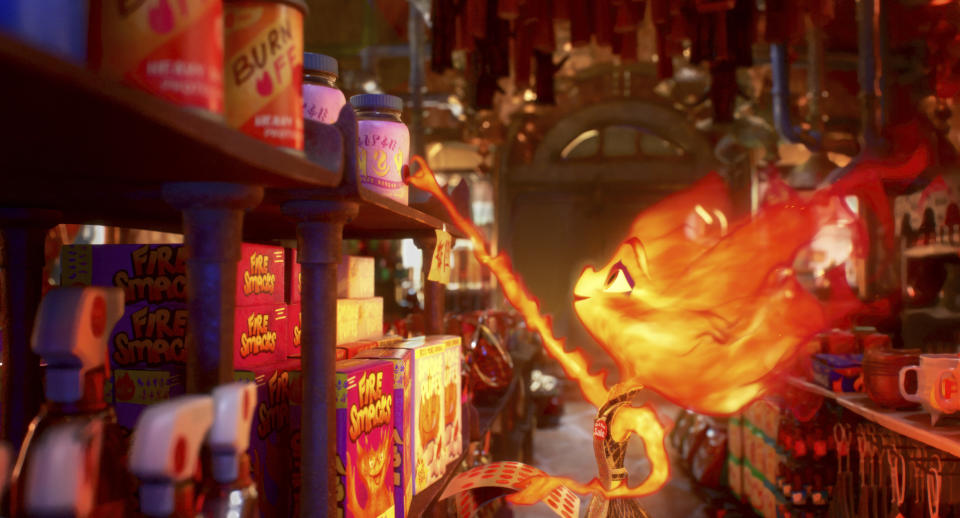 Esta imagen proporcionada por Disney/Pixar Studios muestra a Ember, con la voz de Leah Lewis, en una escena de la película animada "Elemental". (Disney/Pixar vía AP)