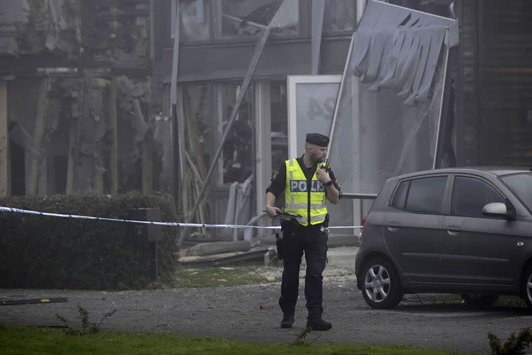 Un agente de la policía en el sitio donde se registró una fuerte explosión el jueves 28 de septiembre de 2023, en Upsala, Suecia. (Anders Wiklund/TT News Agency via AP)