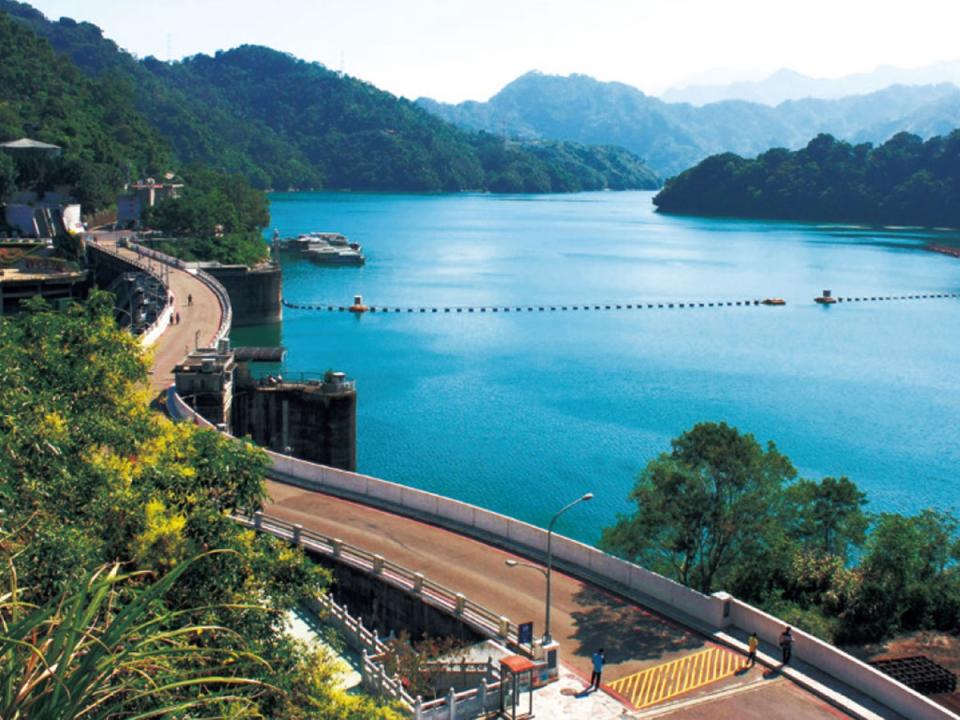 自行車路線沿後池堰環湖而行，湖光水色盡收眼底，秋冬時節更可飽覽楓紅景致。（圖片來源：桃園市政府）
