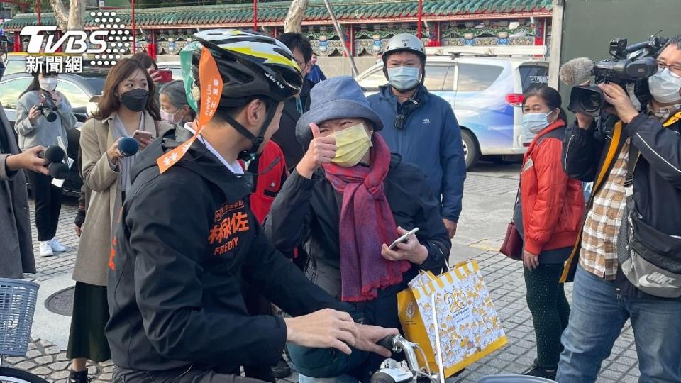 林昶佐近期努力掃街拜票，也啟動單車掃街。（圖／TVBS）