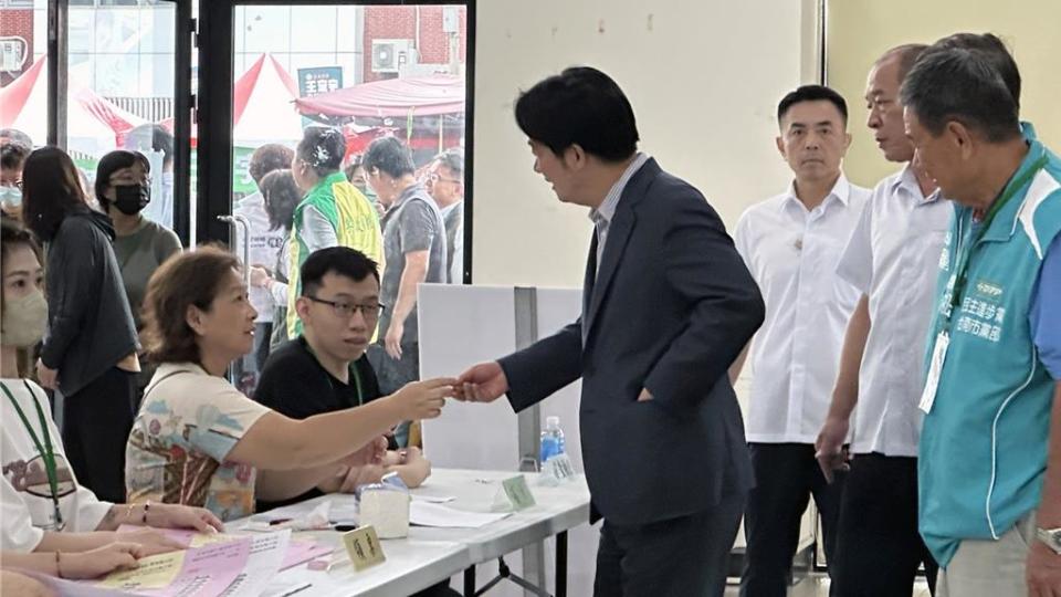 民進黨主席賴清德總統前往台南市南區南都里活動中心投票。（民進黨台南市黨部提供／洪榮志台南傳真）