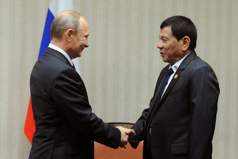 Russian President Vladimir Putin and Philippine President Rodrigo Duterte attend a meeting on the sidelines of the Asia-Pacific Economic Cooperation (APEC) Summit in Lima, Peru, November 19, 2016. Picture taken November 19, 2016. Sputnik/Kremlin/Mikhail Klimentyev via REUTERS ATTENTION EDITORS - THIS IMAGE WAS PROVIDED BY A THIRD PARTY. EDITORIAL USE ONLY. TPX IMAGES OF THE DAY