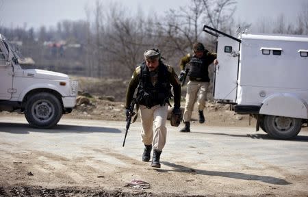 Indian army soldiers arrive near the site of a gun battle between Indian security forces and militants on the outskirts of Srinagar February 21, 2016. REUTERS/Danish Ismail