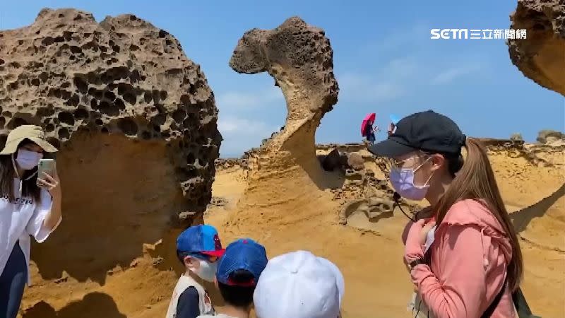 疫情期間民眾悶壞了，不少家長趁著連假帶小孩去野柳地質公園走走。