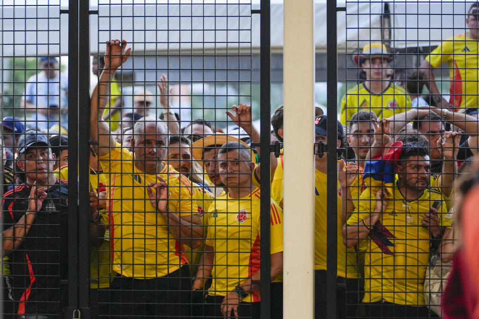 Hinchas aguardan por ingresar a la final de la Copa América entre Argentina y Colombia en Miami Gardens, Florida, el domingo 14 de julio de 2024. (AP Foto/Lynne Sladky)