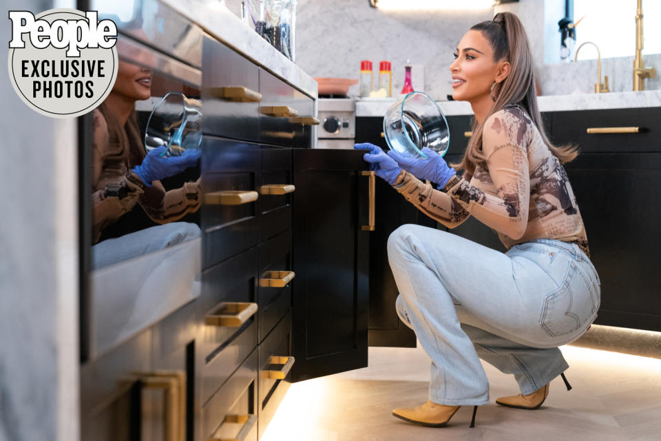 <p>The reality star gets down and dirty (gloves and all!) to help her longtime friend in the kitchen.</p>