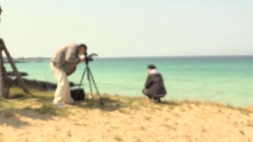 南韓導演洪常秀的《在水中》以失焦鏡頭呈現模糊風景，映照角色心境。（可樂電影提供）