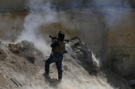 An Iraqi Federal Police member fires an RPG towards Islamic State militants during a battle in western Mosul, Iraq, May 28, 2017. REUTERS/Alaa Al-Marjani