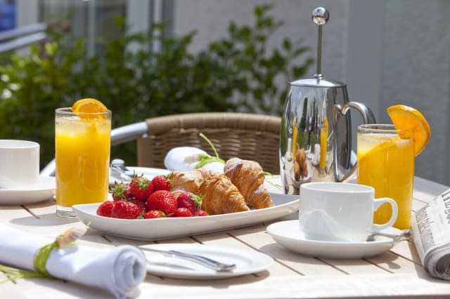 Holidaying Brits confess to keeping snacks from breakfast for later