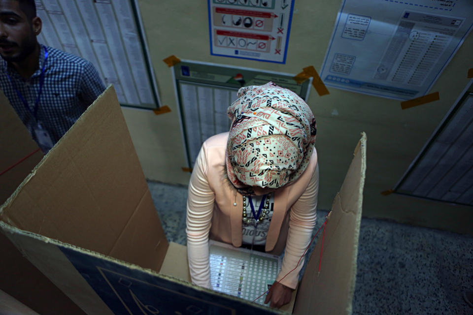 <p>An Iraqi woman casts her vote in the country’s parliamentary elections in Baghdad, Iraq, Saturday, May 12, 2018. (Photo: Khalid Mohammed/AP) </p>