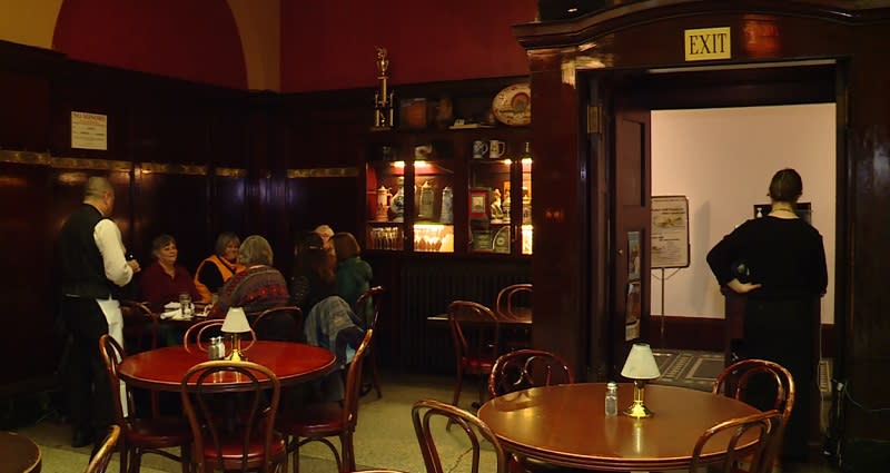 Inside Huber's Restaurant in Portland, November 2023 (KOIN)