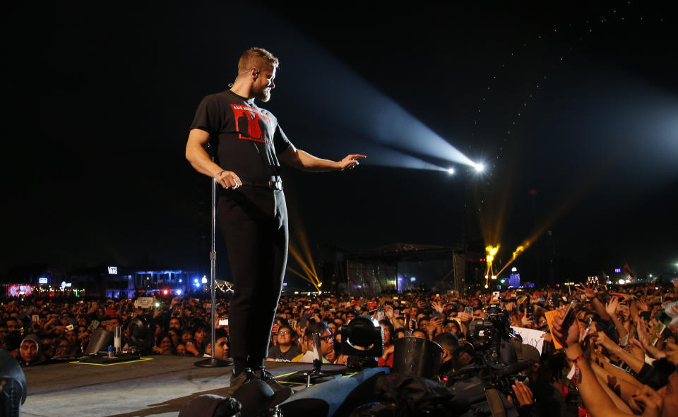 ARCHIVO - Dan Reynolds de Imagine Dragons durante su concierto en el segundo día del festival Corona Capital en la Ciudad de México el 18 de noviembre de 2018. Imagine Dragons lanzará su álbum "Loom" el 28 de junio. (Foto AP/Eduardo Verdugo, archivo)