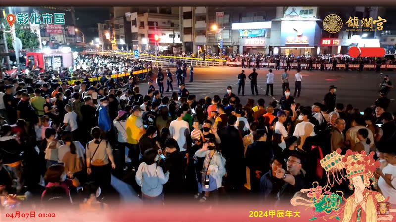 彰化民眾圍在民生隧道口迎駕媽祖，大批警力維安。（圖／翻攝大甲鎮瀾宮YT）