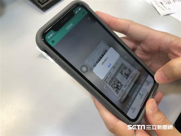 掃描電子發票可以直接對獎或是存在App裡，也可透過系統直接領獎，獎金會直接匯入帳戶裡。（圖／記者張雅筑攝）