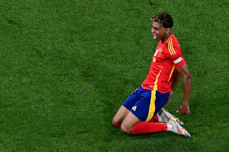 El delantero español Lamine Yamal celebra su gol en la victoria de la Roja contra Francia pro 2-1 en semifinales de la Eurocopa de Alemania, en el Múnich Football Arena de Múnich, el 9 de julio de 2024 (Tobias SCHWARZ)