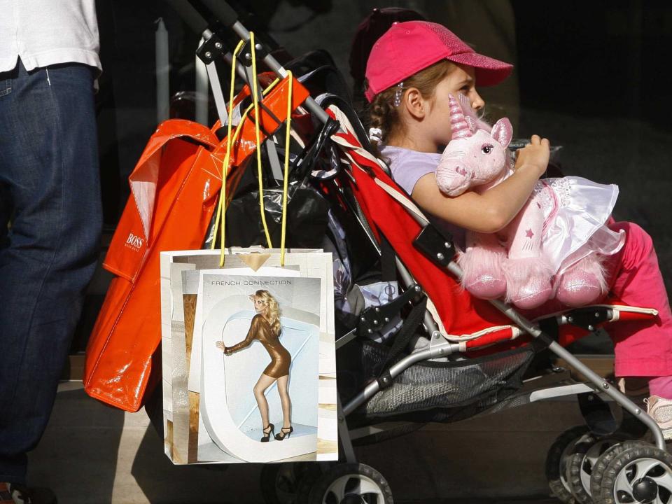 Shopping bags rest on the handles of a buggy in the exclusive New Bond Street, renowned for its jewellery and designer retailers, in London August 24, 2009. Gloom-defying shoppers from China are flocking to the luxury stores of London's West End, outspending Arab royalty, replacing Russia's departing super-rich and lifting spirits after nine months of recession. Data from tax rebate companies suggests Chinese tourists are spending three to four times more than a year ago in London's chic shopping districts. Picture taken August 24, 2009. To match feature BRITAIN-LUXURY/CHINA