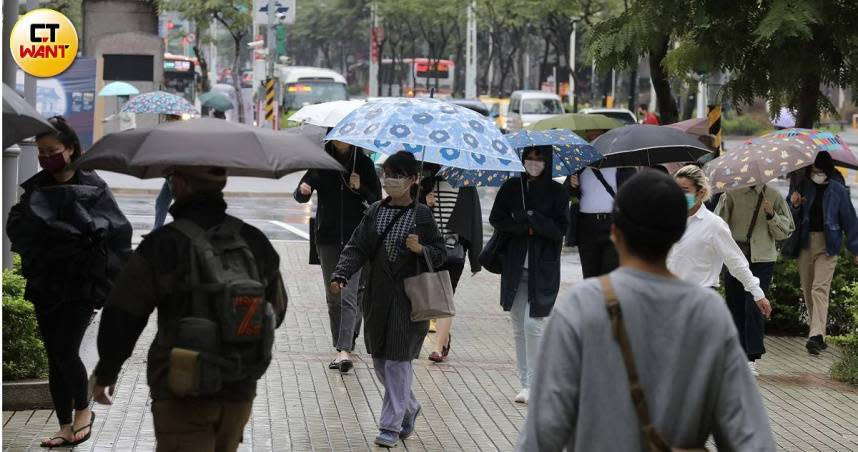 氣象局發布大雨特報，並針對屏東縣發出大雷雨即時訊息。（示意圖／劉耿豪攝）