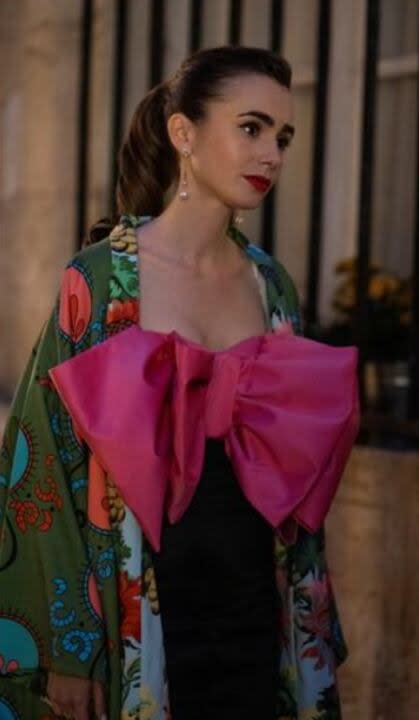 Emily en París con un vestido tubo y un moño que no pasó desapercibido (Foto: Netflix)