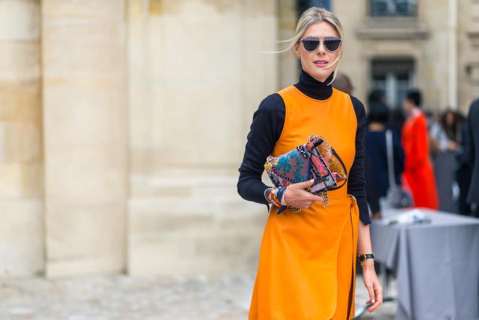 Une robe droite féminine est bien plus belle en orange vif.