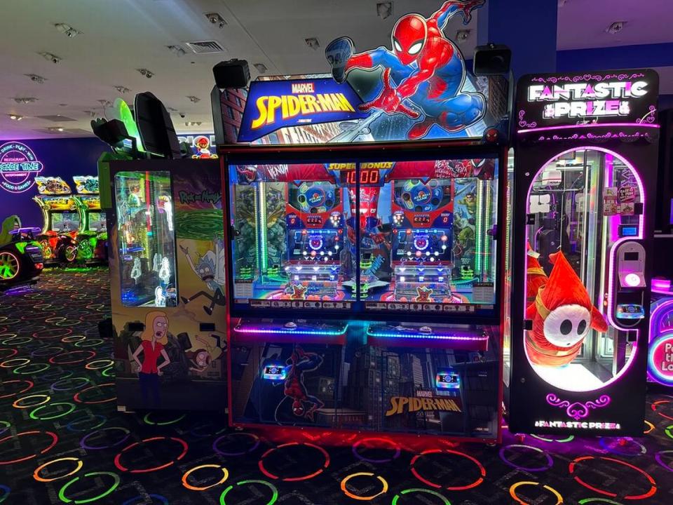 El nuevo centro de juegos Arcade Time Entertainment abrió sus puertas en The Falls en diciembre de 2023, ofreciendo a los clientes de este centro comercial de Kendall, de 44 años de antigüedad, una razón para quedarse hasta las 2 a.m. los viernes y sábados por la noche, mucho después de que las tiendas y restaurantes del centro hayan cerrado.