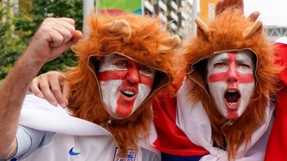 Fanáticos del fútbol celebran el triunfo de Inglaterra sobre Dinamarca en las semifinales.