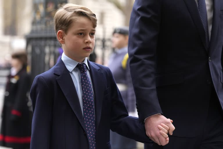  El príncipe Jorge de Gran Bretaña toma la mano de su padre el príncipe Guillermo al llegar a la misa de acción de gracias en memoria del fallecido príncipe Felipe, duque de Edimburgo, en la abadía de Westminster en Londres el martes 29 de marzo de 2022.