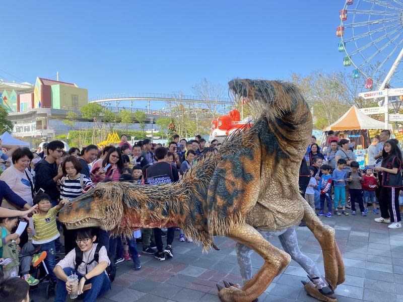 《與恐龍共舞》於台北巡演前，特別安排由操偶師扮演的幼年霸王龍到兒童新樂園造勢。（JUSTLIVE就是現場提供）